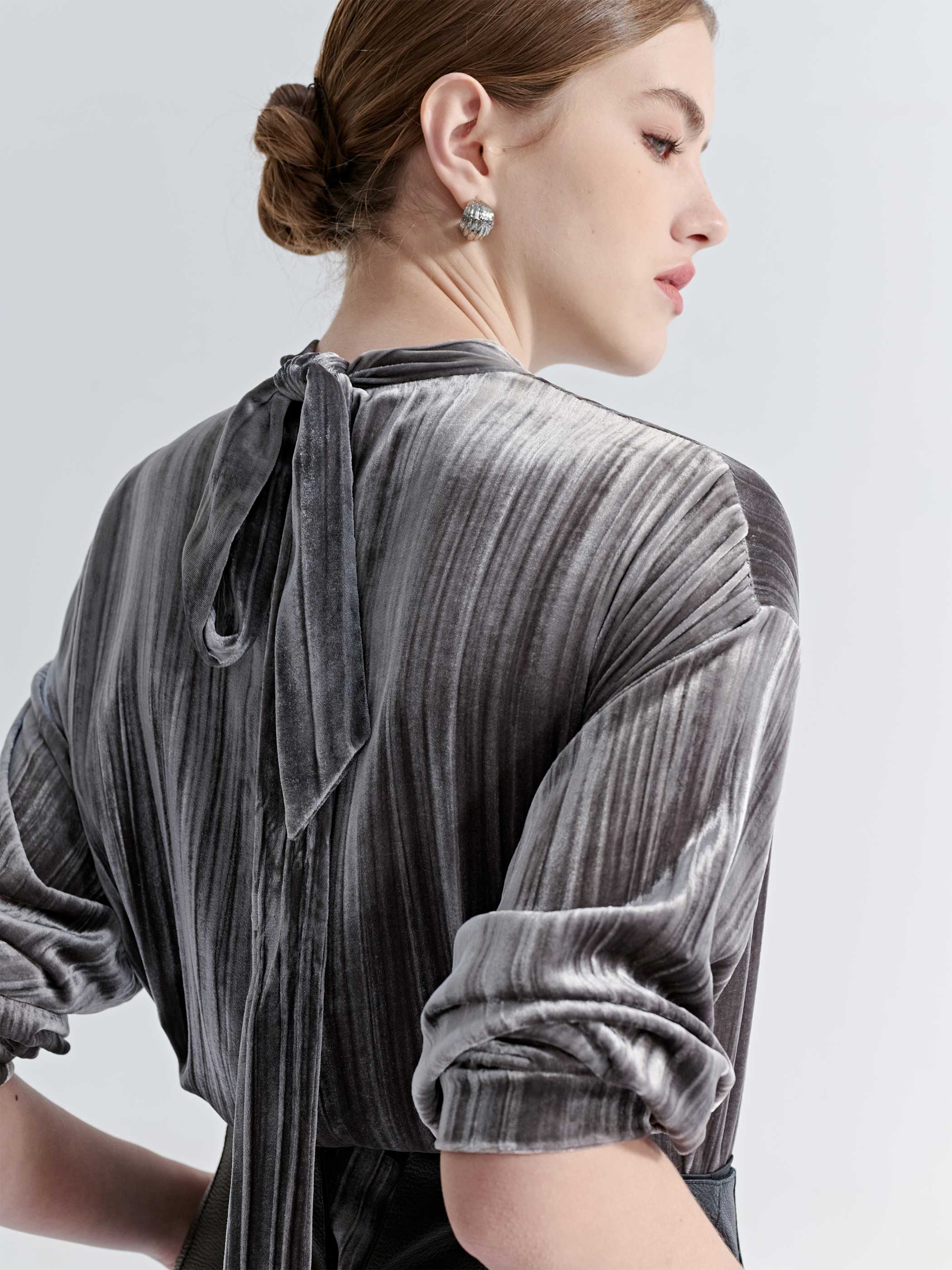 MOCK NECK VELVET TOP
