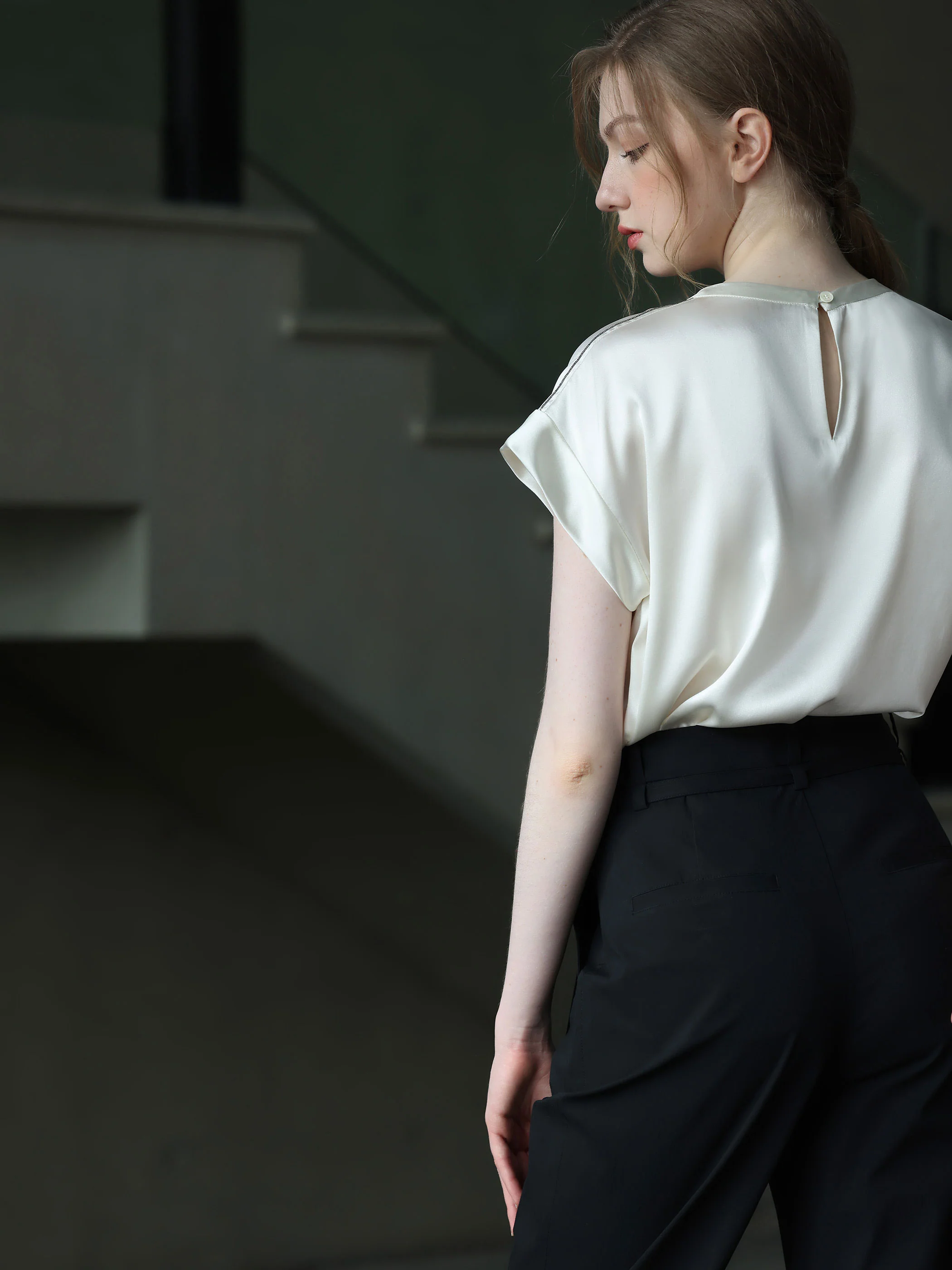 OPEN NECK CAP SLEEVE SILK BLOUSE W/ CHAIN DETAIL - Image 4