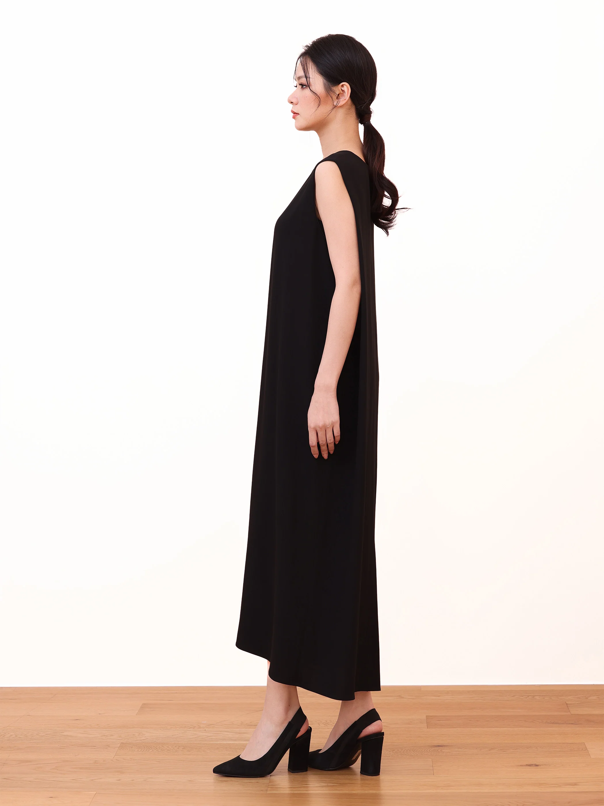 SLEEVELESS CREW NECK DRESS WITH BACK PANEL DETAIL - Image 4