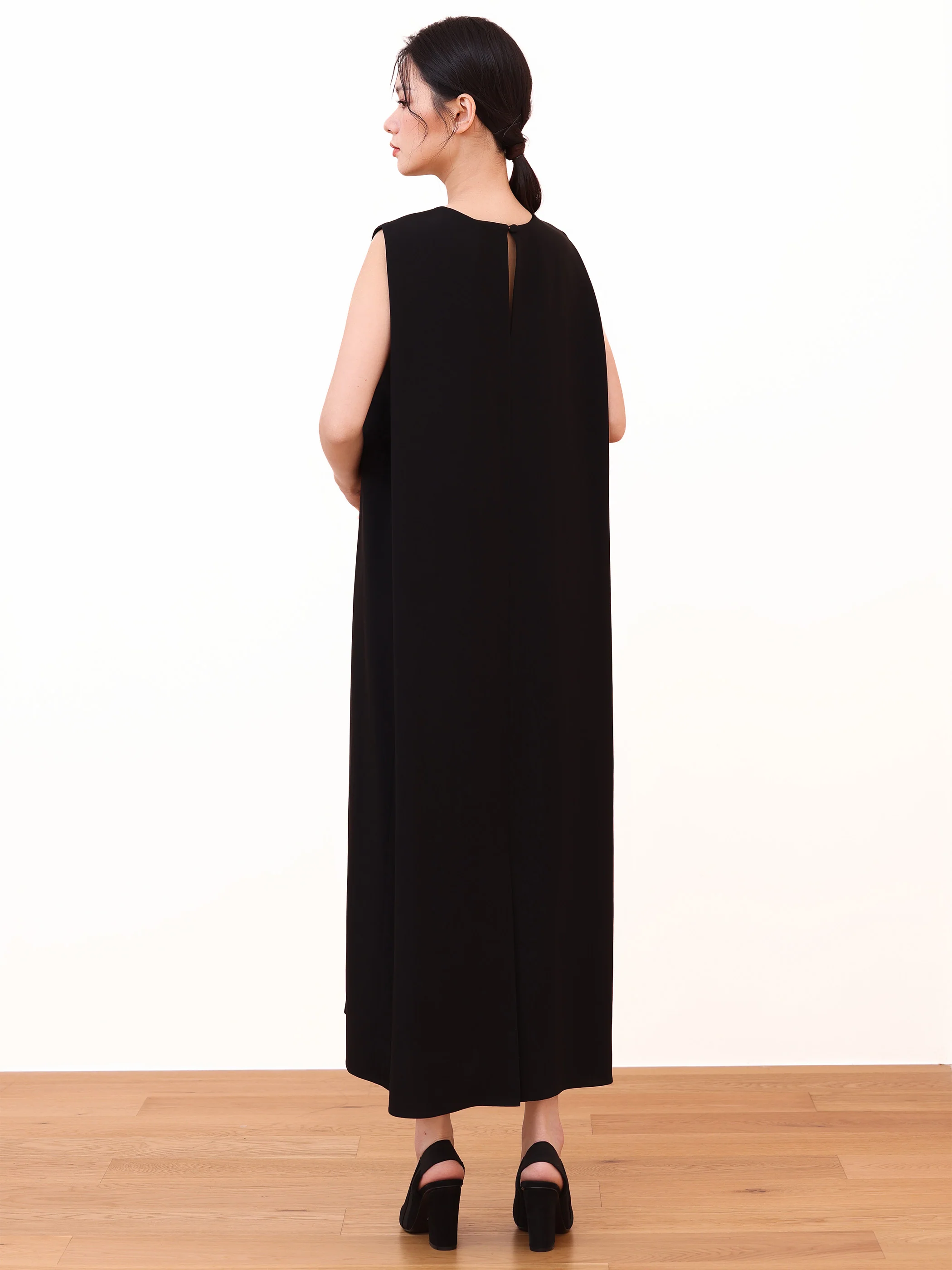 SLEEVELESS CREW NECK DRESS WITH BACK PANEL DETAIL - Image 5