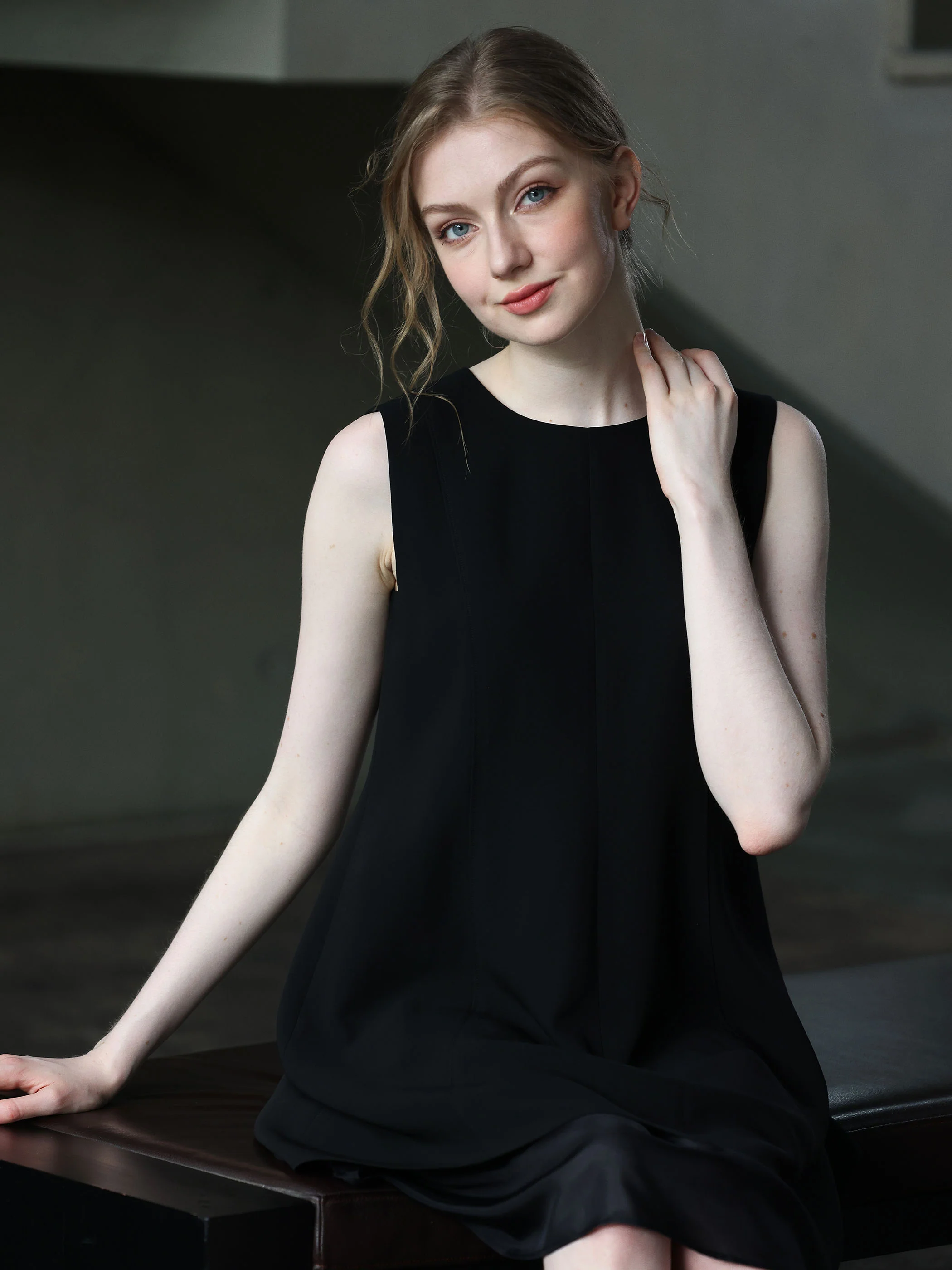 SLEEVELESS KNEE LENGTH BLACK DRESS W/ DOUBLE CHIFFON LAYER - Image 4